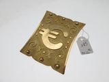 une plaque en or sur laquelle figure la lettre « e » et à laquelle est attachée une étiquette de prix