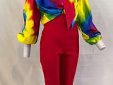 une photo montrant une femme portant un t-shirt coloré et un pantalon rouge