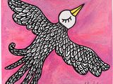 une peinture représentant un oiseau au bec jaune sur fond rose