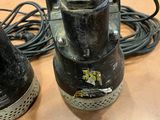 une image représentant une table sur laquelle se trouve un aspirateur