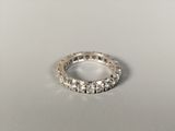 gros plan d'une bague en diamant sur une surface blanche