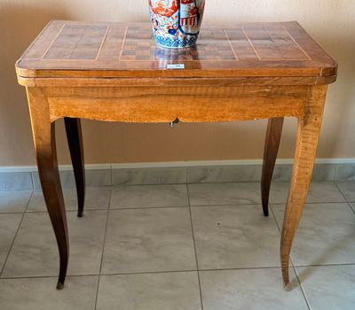 une petite table sur laquelle est posé un vase