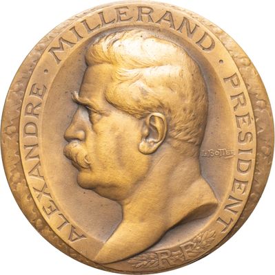 une image représentant une médaille d'or sur laquelle figure le visage d'un homme