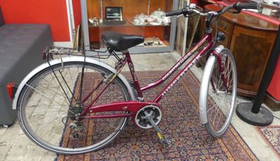 un vélo garé devant un mur rouge