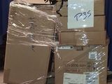 une pile de cartons surmontée d'une peluche