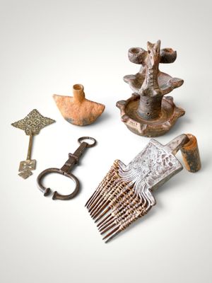 de nombreux objets posés sur une surface blanche