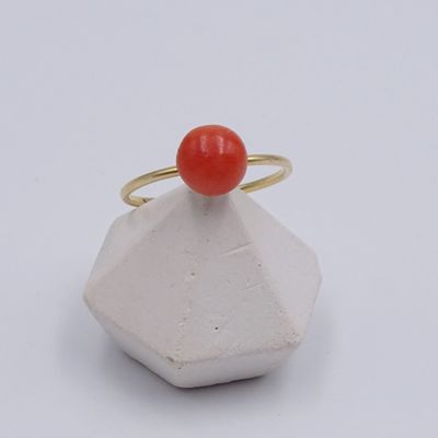 une image représentant une bague ornée d'une pierre rouge