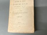 un vieux livre posé sur une table posé sur une table