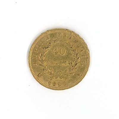 une image d'une pièce d'or sur une surface blanche