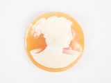 un camée orange et blanc représentant une femme avec une fleur dans les cheveux