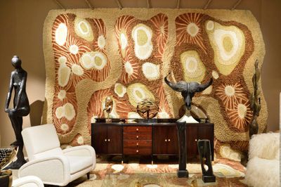un salon avec beaucoup de meubles et un grand mur