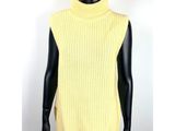 un mannequin portant un pull à col roulé jaune