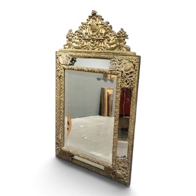un miroir posé par terre devant un lit