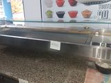 un comptoir muni d'une vitrine en verre sur laquelle est posé un saladier contenant de la nourriture