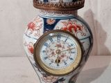 une horloge posée sur une table