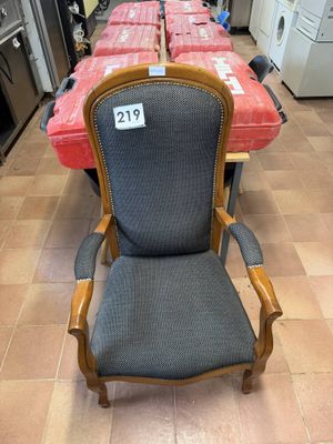 de nombreuses chaises alignées sur le sol