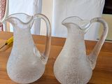 deux vases posés sur une table