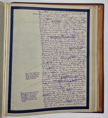 un livre ouvert sur lequel on voit une écriture manuscrite et l'image d'une page écrite à la main