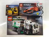 deux boîtes de Lego Technic posées sur une table