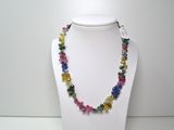collier composé de perles de verre multicolores sur un mannequin blanc