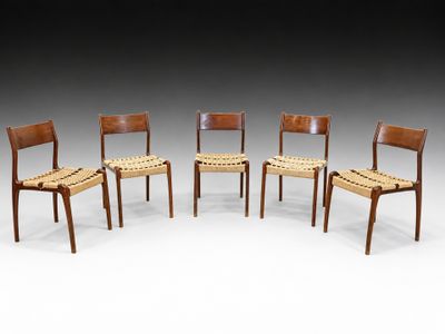 un lot de quatre chaises de salle à manger avec des assises tressées