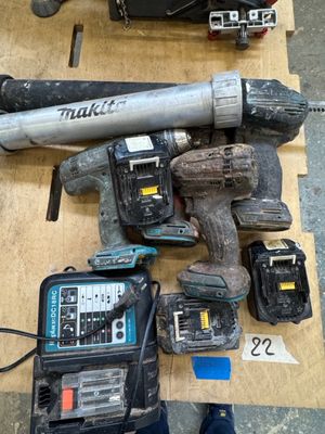 de nombreux outils posés sur une table en bois