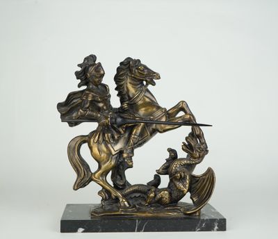 une statue en bronze représentant un homme à cheval accompagné d'un chien