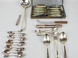 de nombreuses cuillères en argent et cuillères à soupe dans un coffret