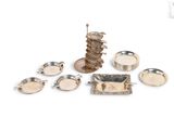 beaucoup d'objets en argent posés sur la table