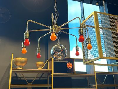 many lights that are hanging from the ceiling in the room