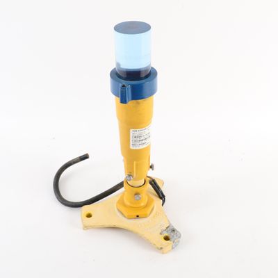 une lampe jaune et bleue posée sur une table