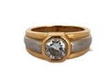 un gros plan d'une bague en or et en argent sertie d'un diamant
