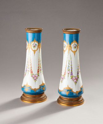 une paire de vases bleus et blancs ornés de motifs dorés