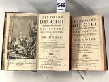 un livre ouvert devant lequel se trouve la photo d'un homme assis sur un lit
