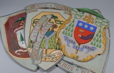un ensemble d'insignes accrochés au mur d'un bâtiment