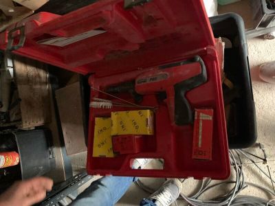 Pistolet de scellement, de marque TITAN, modèle P60.