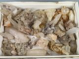 une boîte contenant des cristaux et d'autres pierres, posée sur une table