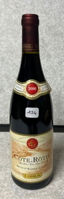 une bouteille de vin posée sur un comptoir