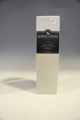 gros plan d'une bouteille de vin posée sur une table