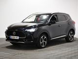 un SUV noir garé sur un sol à damier dans une pièce