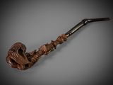 une vieille pipe avec un tuyau en bois sur fond gris