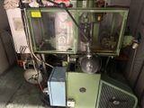une machine qui se trouve à l'intérieur d'un bâtiment