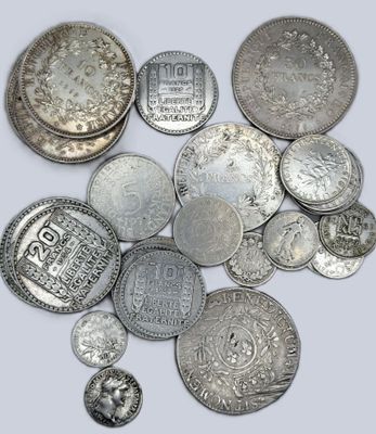une pile de pièces d'argent sur une surface blanche