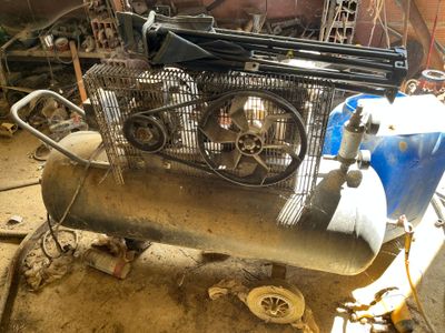 une image d'un petit compresseur d'air dans un garage