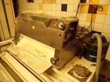 une machine posée sur le comptoir d'une cuisine