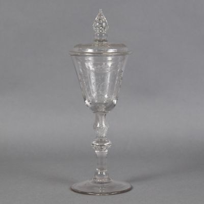 une image représentant un verre en verre transparent muni d'un couvercle