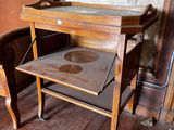 une petite table en bois avec un plateau en verre, posée sur un parquet