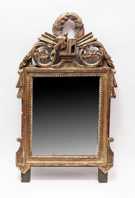 une image d'un miroir avec un cadre doré sur un fond blanc