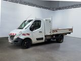 un camion blanc garé à l'intérieur d'un bâtiment