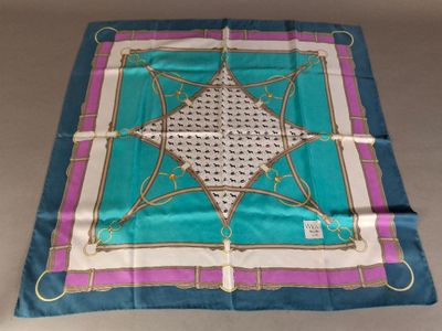 foulard carré en soie bleu et violet orné d'un motif en forme d'étoile